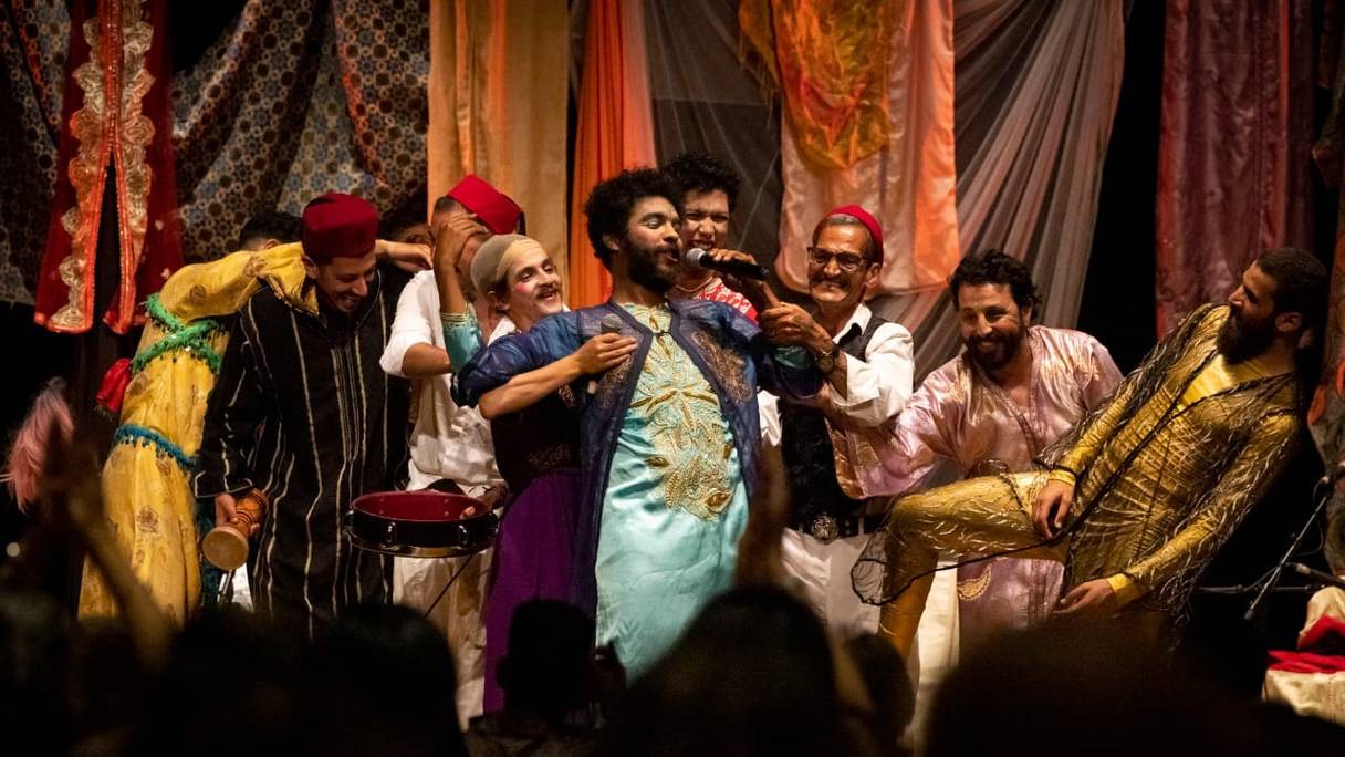 La troupe Kabareh Cheikhats sur scène.
