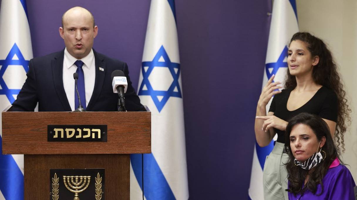 Le Premier ministre israélien Naftali Bennett (à gauche) fait une déclaration alors que la ministre de l'Intérieur Ayelet Shaked (à droite) regarde la Knesset (le Parlement), à Jérusalem, le 5 juillet 2021.
