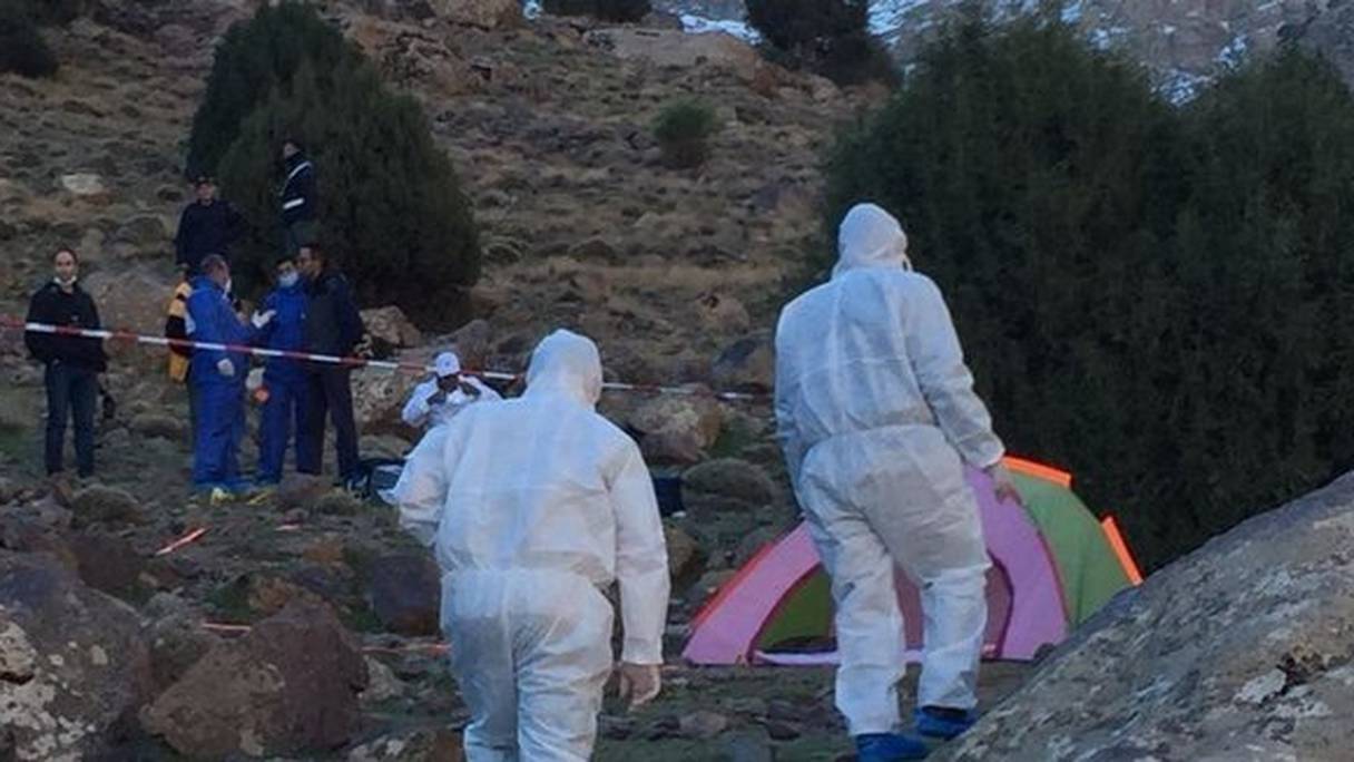 Les enquêteurs marocains sur les lieux du meurtre des deux touristes scandinaves à Imlil.
