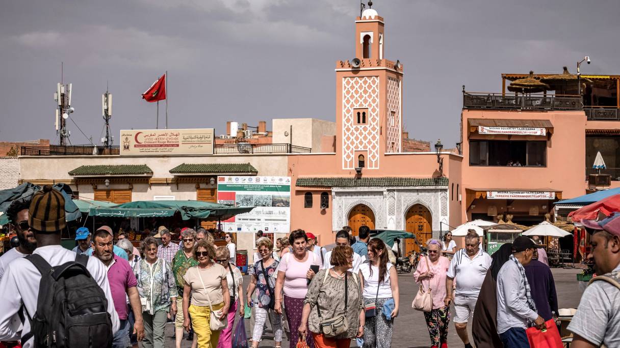 Des touristes se promènent sur la place Jamaâ El Fna à Marrakech, le 12 mai 2022.
