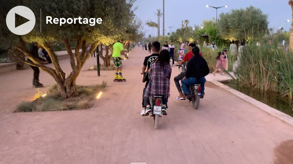 Les motocyclistes s'aventurent sur les passages réservés aux piétons, dans l'esplanade Moulay El Hassan, qui vient d'être inaugurée à Marrakech. 
