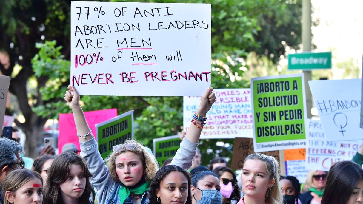 Des militants défendent le droit à l'avortement dans le centre-ville de Los Angeles, le 3 mai 2022. La Cour suprême américaine est sur le point d'annuler le droit à l'avortement aux Etats-Unis, selon un projet d'opinion majoritaire qui a été divulgué.
