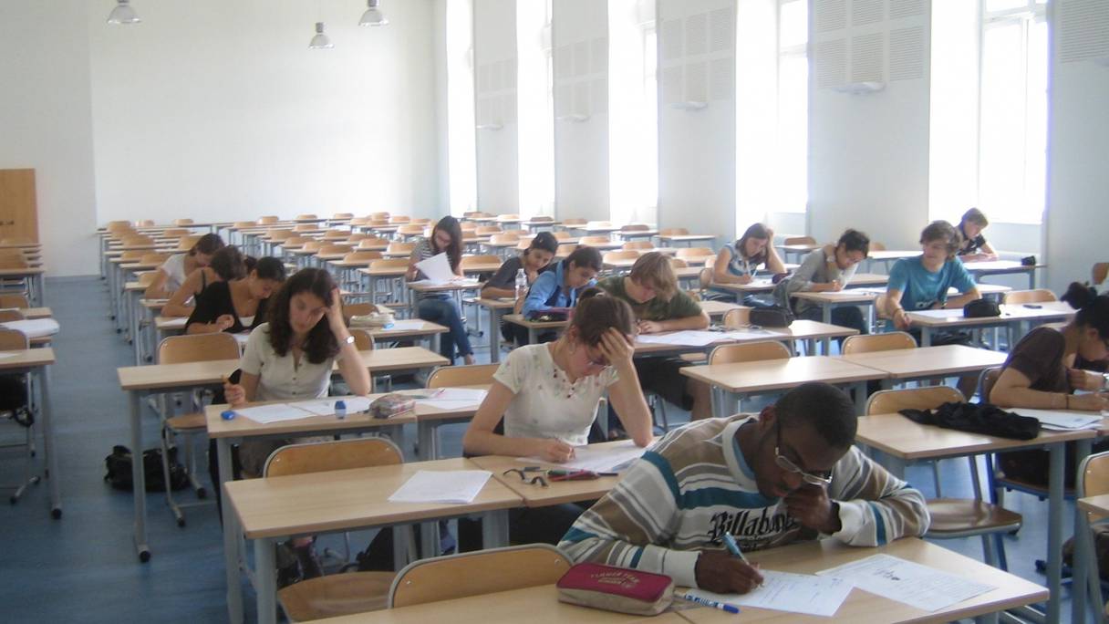 Des étudiants dans une salle de cours.
