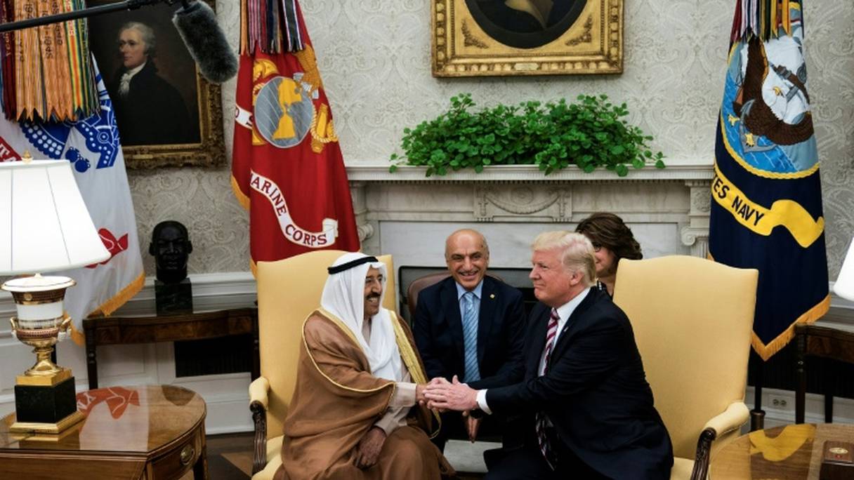 L'émir koweïtien cheikh Sabah al-Ahmad Al-Sabah et le président américain Donald Trump, le 7 septembre 2017 dans le Bureau Oval de la Maison Blanche, à Washington.
