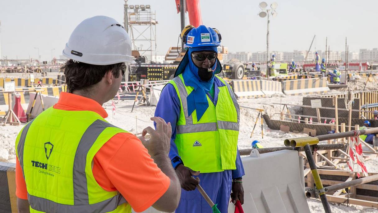 Une photo, diffusée le 30 août 2018 par les organisateurs du Mondial de foot 2022, montre un ouvrier portant un "gilet de refroidissement" sur un chantier à Doha.

