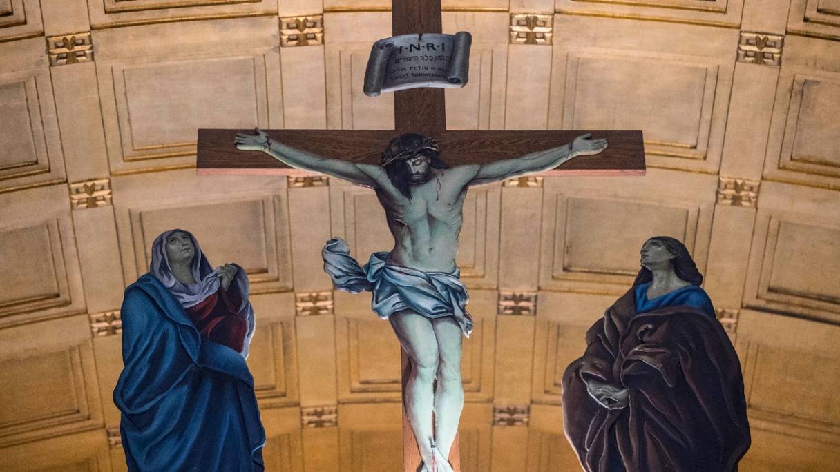 La crucifixion de Jésus, sculpture visible à l'église orthodoxe copte de l'Archange Michel, le 6 janvier 2022, au Caire.
