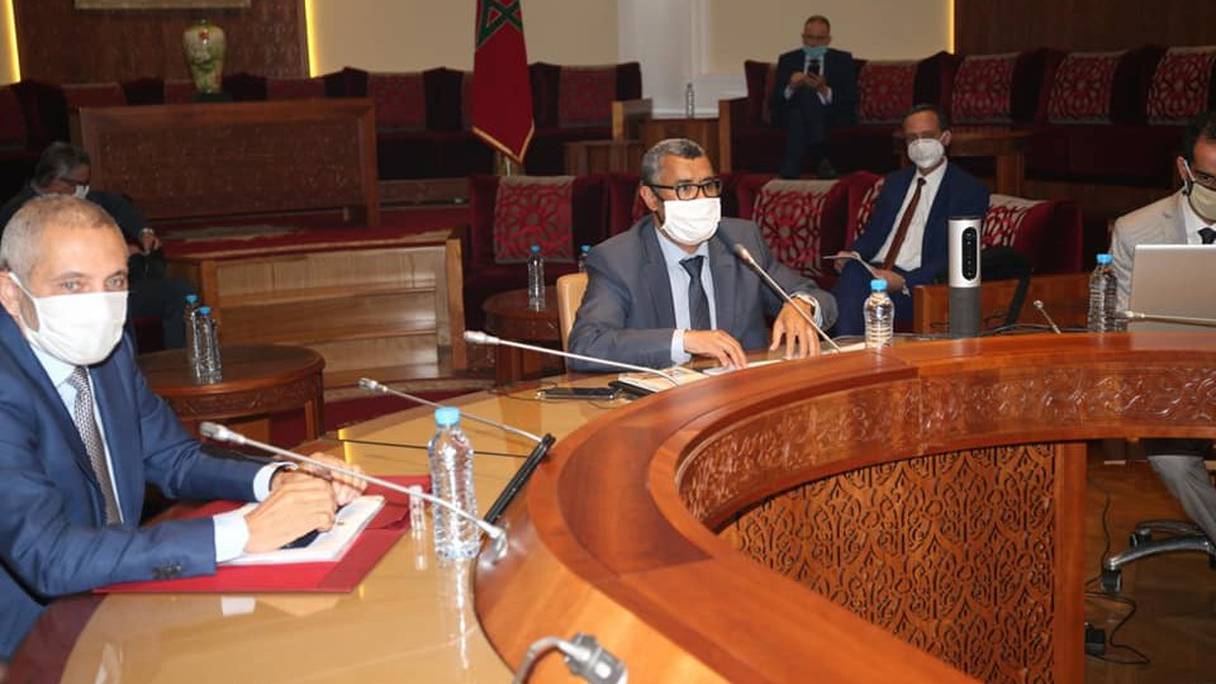 Le ministre de l'industrie, My Hafid Elalamy (à gauche), lors de la réunion de la commission des finances à la chambre des représentants, jeudi 24 avril 2020
