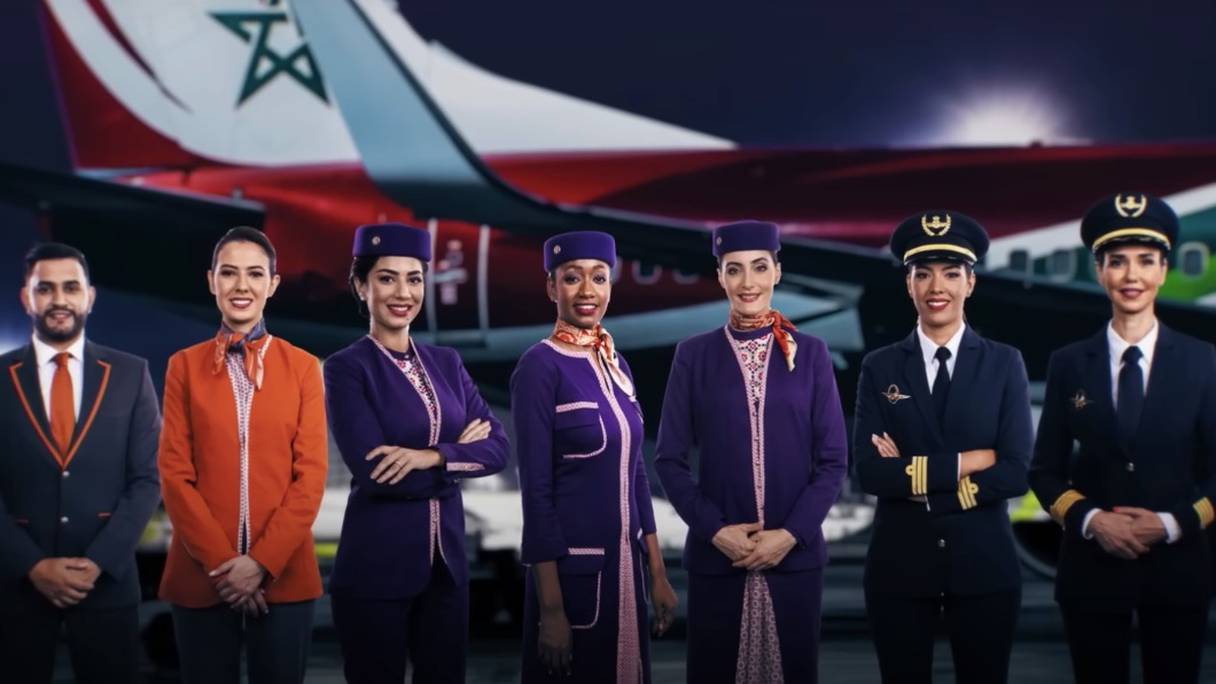 Des salariés de Royal Air Maroc, qui font partie du Personnel navigant commercial (PNC), en uniforme.
