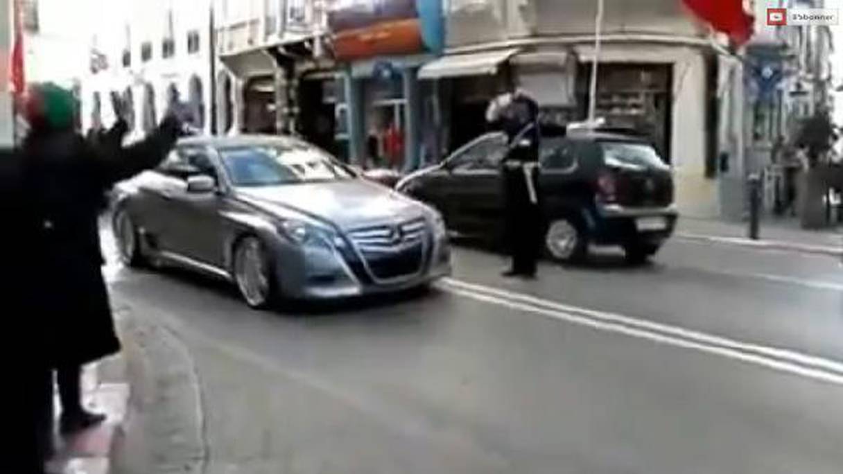 Le roi Mohammed VI au volant de sa voiture. 
