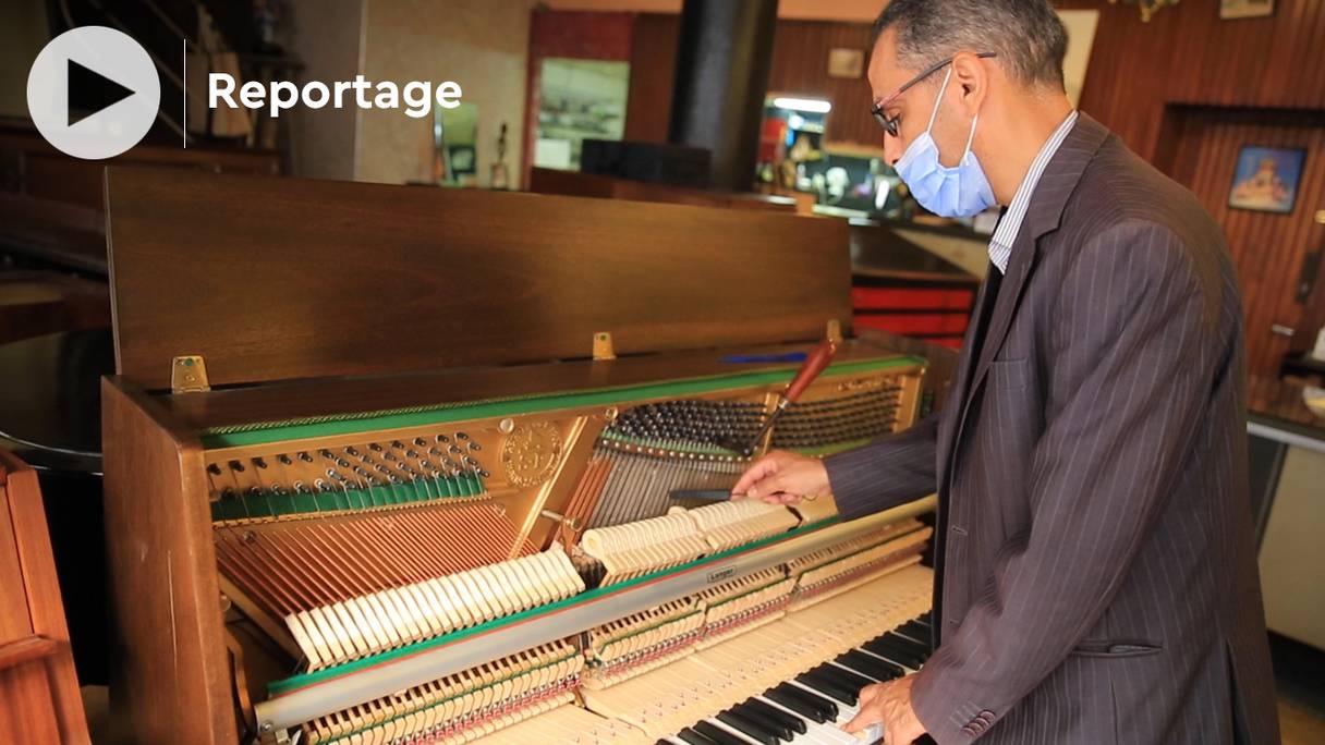 Ahmed Ait Lamine, accordeur, face à la complexité du piano.
