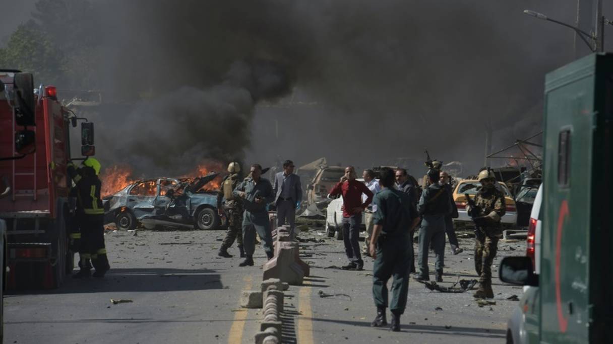 Les forces de sécurité et les secours afghans sur le site de l'explosion d'un véhicule piégé à Kaboul, le 31 mai 2017.
