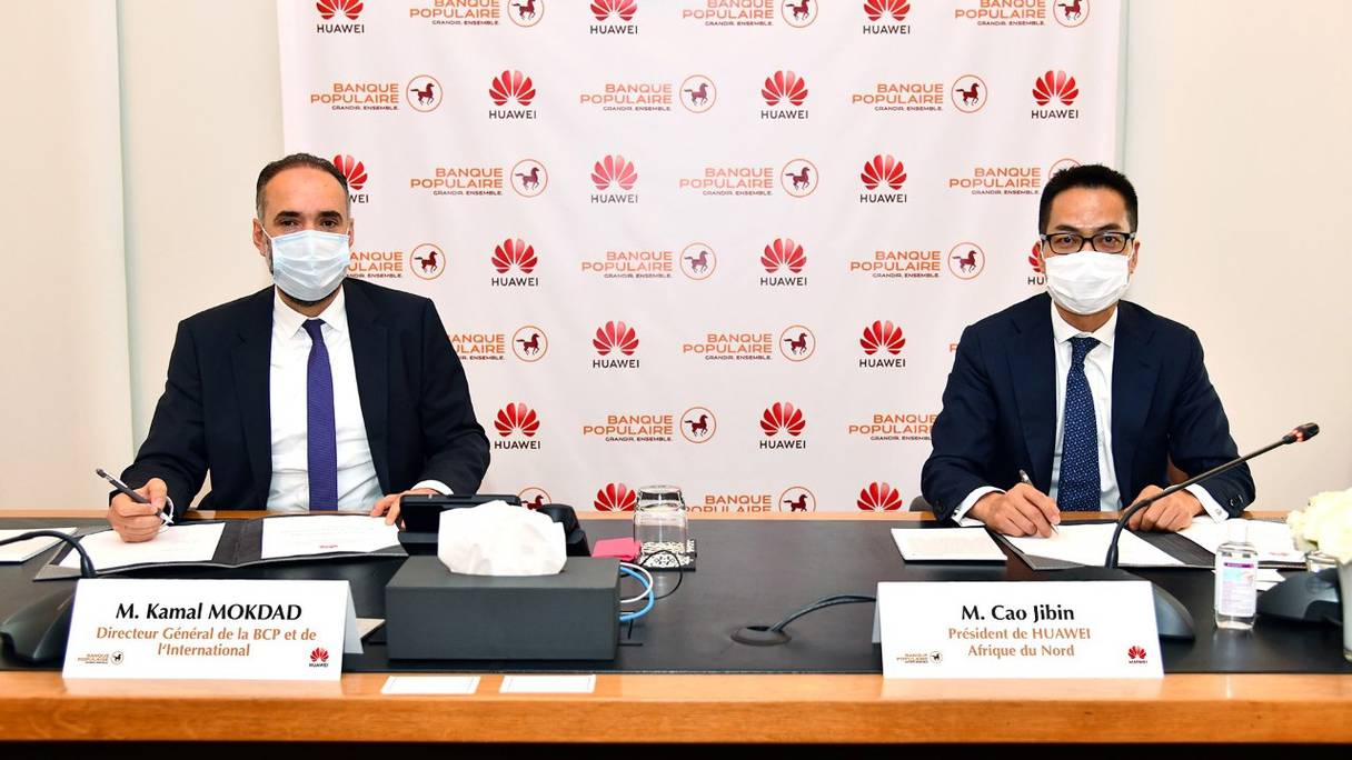 Lors de la signature du mémorandum d’entente entre le groupe BCP et Huawei, jeudi 2 juillet 2020 à Casablanca.
