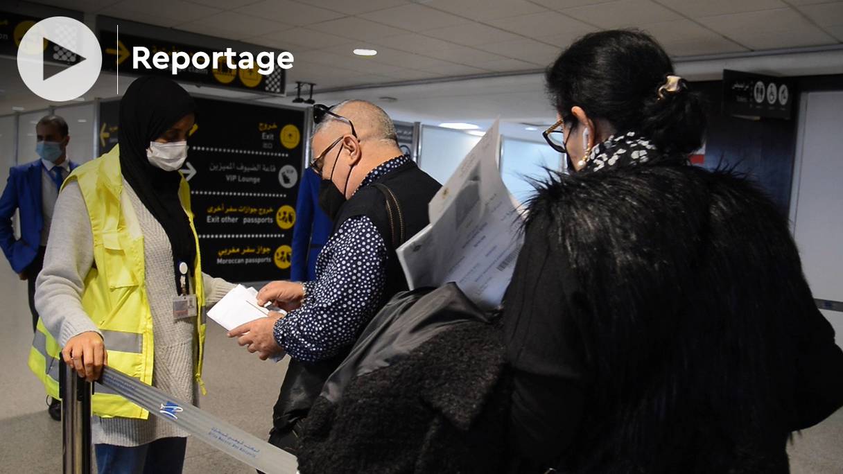 Des passagers subissent le contrôle sanitaire à l’aéroport Mohammed V de Casablanca.
