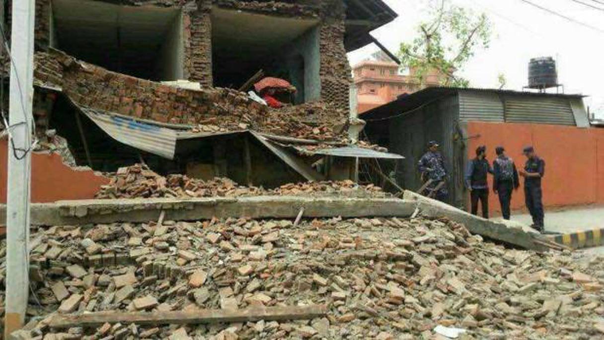 Le tremblement de terre a causé d'énormes dégâts matériels.
 
 
