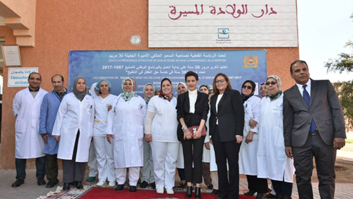 La princesse Lalla Meryem présidant à Marrakech l’opération de vaccination des enfants et la cérémonie de présentation du bilan de 30 années d’action au service du droit de l’enfant à la vaccination.
