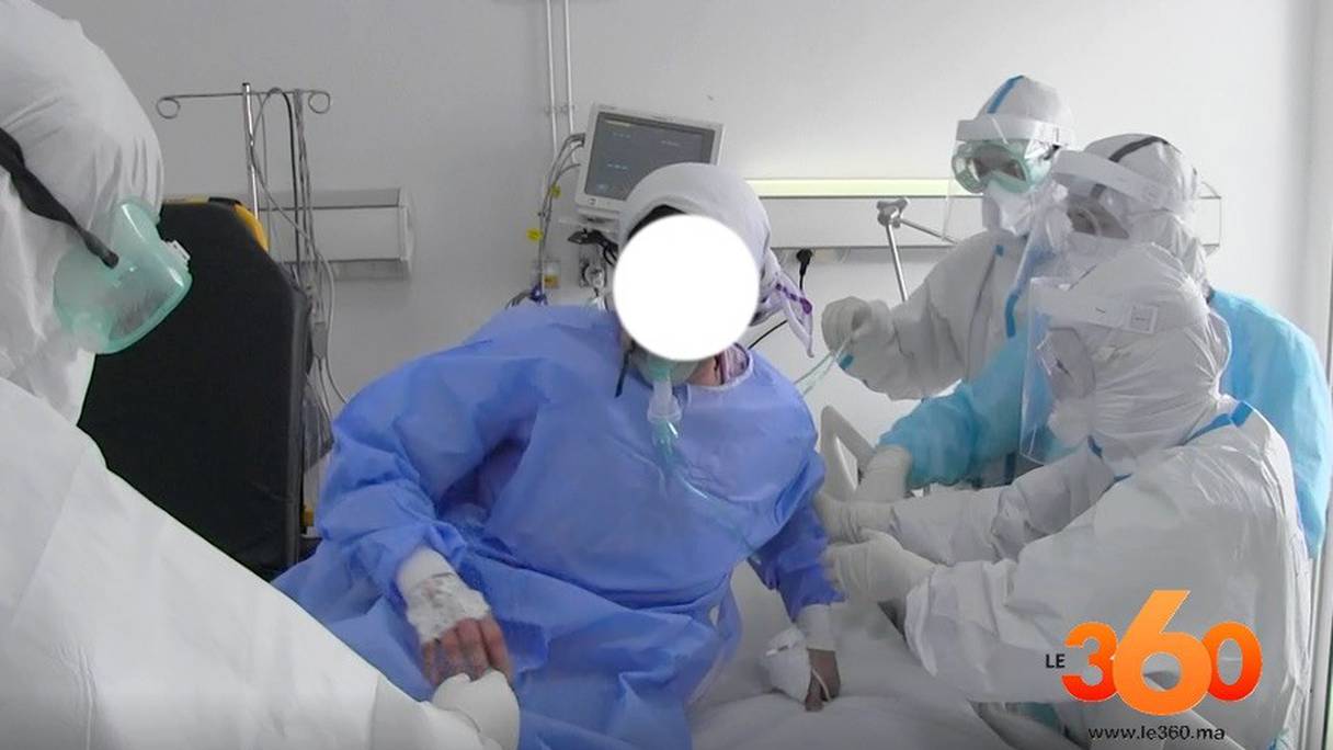 A l'hôpital de Tanger, des médecins au chevet d'une patiente.
