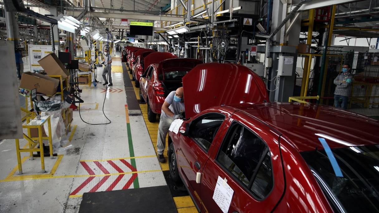 Une ligne de production de voitures de tourisme à l'usine Somaca de Renault, à Casablanca. 

