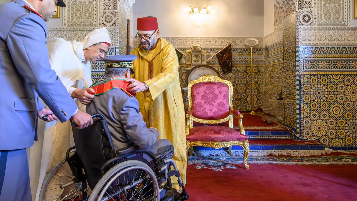 Le Roi Mohammed VI recevant, samedi 22 avril 2023 au Palais Royal de Casablanca, général de corps d’armée Belkhir El Farouk, ancien , Inspecteur général des FAR, commandant la Zone sud.