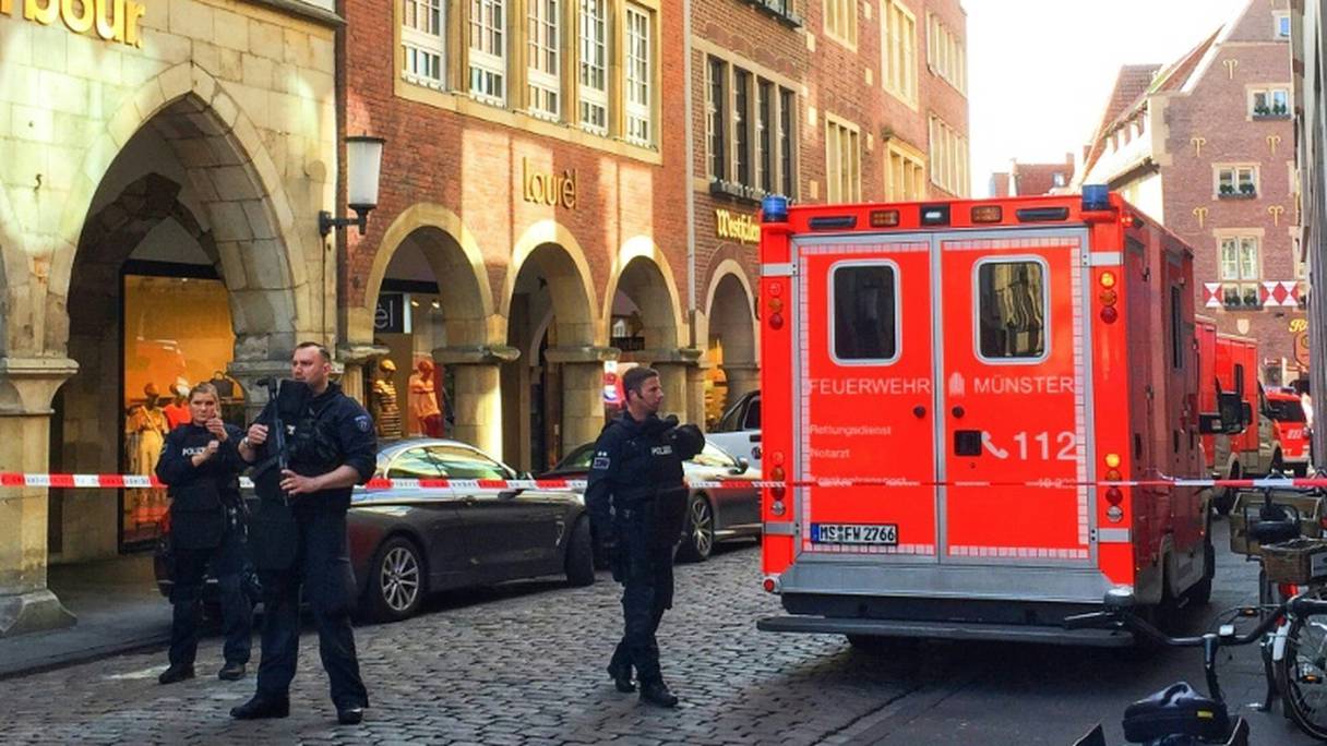 Policiers et urgentistes sont déployés à Münster (nord-ouest de l'Allemagne), le 7 avril 2018 après qu'une voiture a foncé dans la foule.
