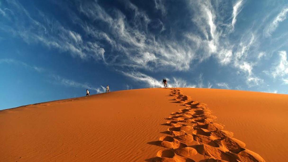 Merzouga, petite ville de la province d'Errachidia, s'ouvre sur l'erg Chebbi, une immense étendue de dunes de sable au nord de la ville. A l'ouest de Merzouga se trouve Dayet Srji, un lac salé saisonnier, souvent sec en été.
