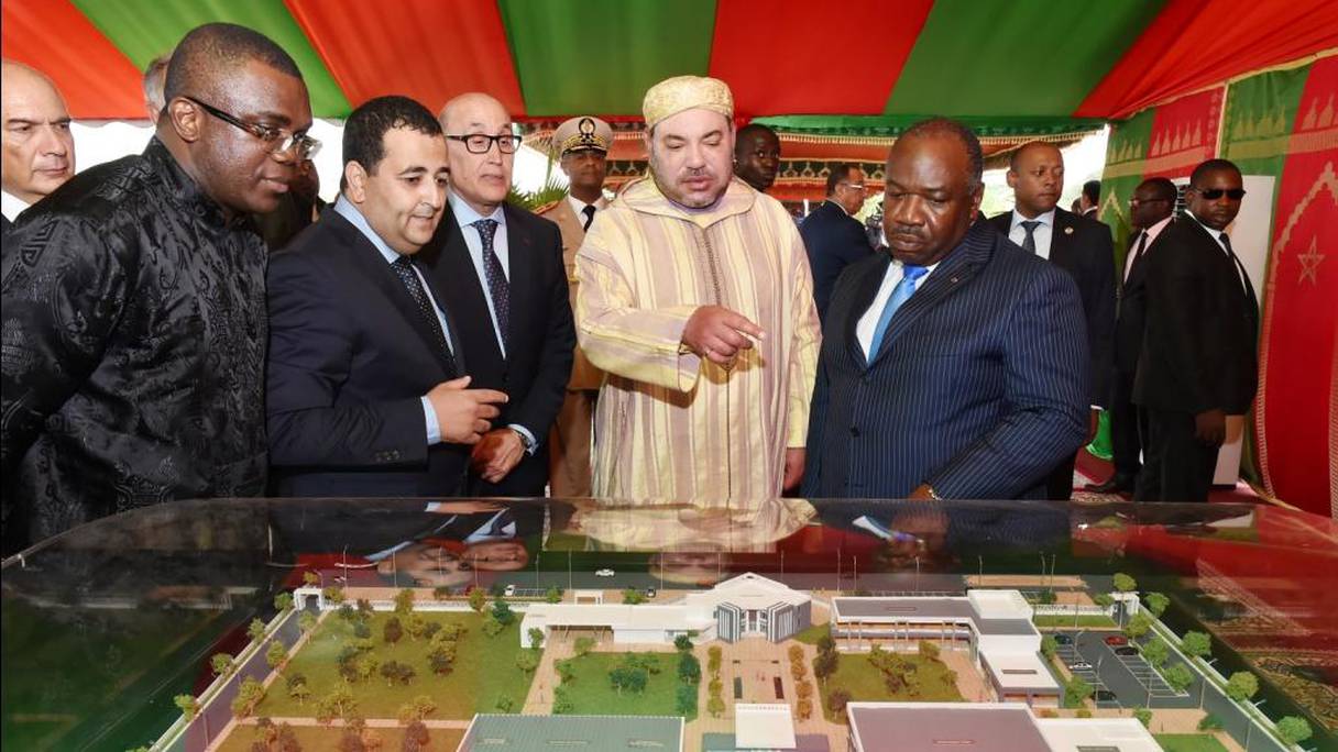 Le roi Mohammed VI et le président gabonais Ali Bongo, lors du lancement des travaux de construction d’un centre de formation, en juin 2015 à Libreville.
