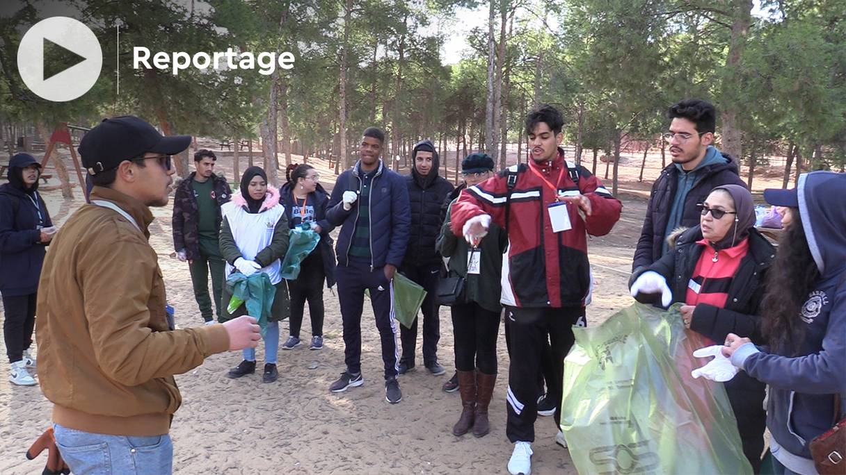 Une opération de nettoyage et de tris des détritus pour recyclage, au parc écologique Sidi Mâafa, près d'Oujda.
