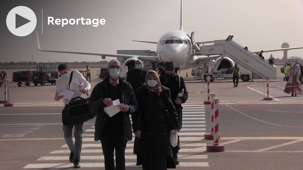 Accueil des premiers passagers sur le tarmac, après la réouverture des frontières aériennes, à l'aéroport Agadir-Al Massira, le 7 février 2022. 
