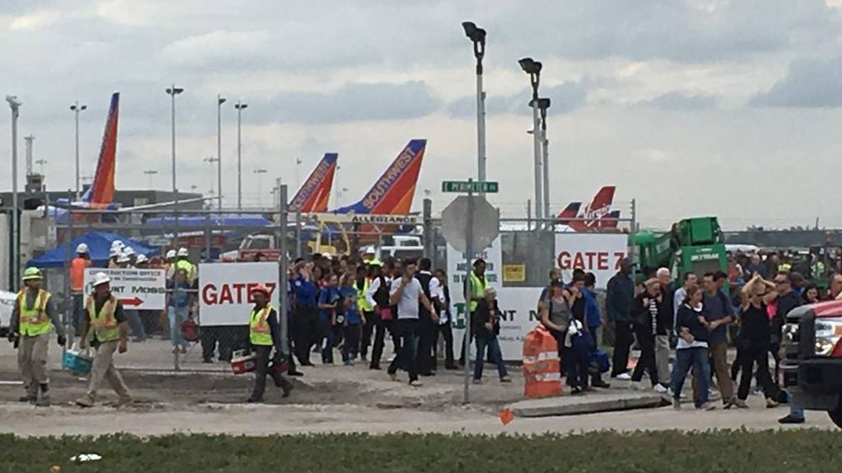 Des passagers et des employés de l'aéroport de Fort Lauderdale quittent le terminal après la fusillade qui a fait cinq morts, vendredi 6 janvier
