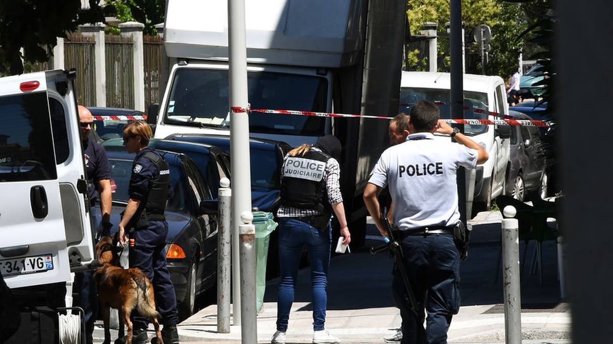 Les enquêteurs près du domicile de Mohamed Lahouaiej Bouhlel, le 15 juillet 2016 à Nice.
