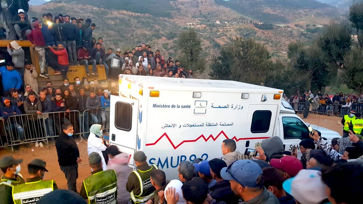 Une ambulance médicalisée est arrivée le 5 février 2022 en début de soirée dans les lieux de l'accident du petit Rayan, tombé dans un puits quatre jours plus tôt, près du village d’Ighrane (province de Chefchaouen).
