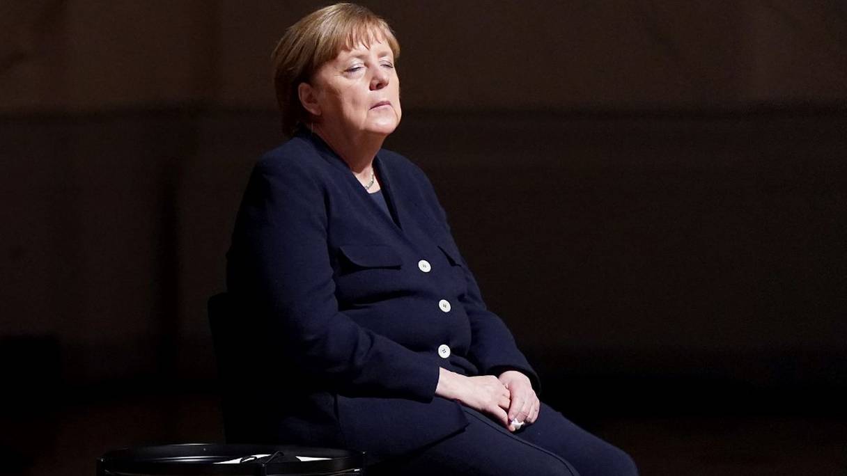 La chancelière allemande Angela Merkel a brièvement les yeux fermés, alors qu'elle assiste à une cérémonie en hommage aux victimes allemandes de la pandémie de coronavirus, à la salle de concert Konzerthaus, à Berlin, le 18 avril 2021. 
