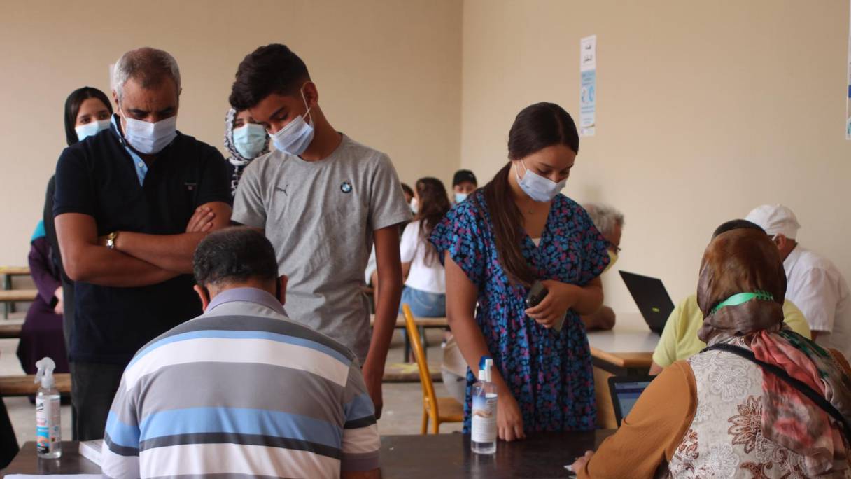 Des adolescents de 12-17 ans sont accueillis dans un centre de vaccination d'Oujda pour y recevoir leur première dose de vaccin, le 1er septembre 2021. 
