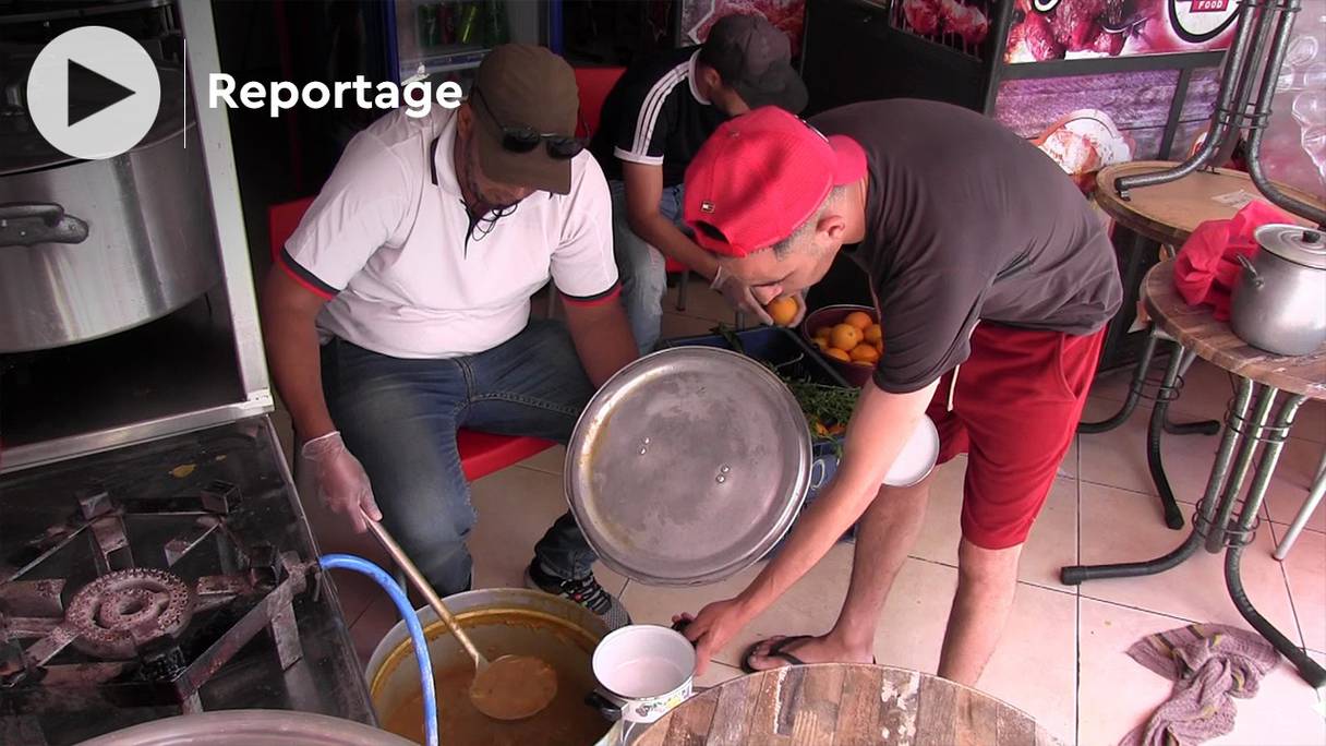 Les frères Aznak, propriétaires d’un snack à Agadir, ont distribué quotidiennement jusqu’à près de 300 bols de harira gracieusement en ce mois de ramadan 2021.
