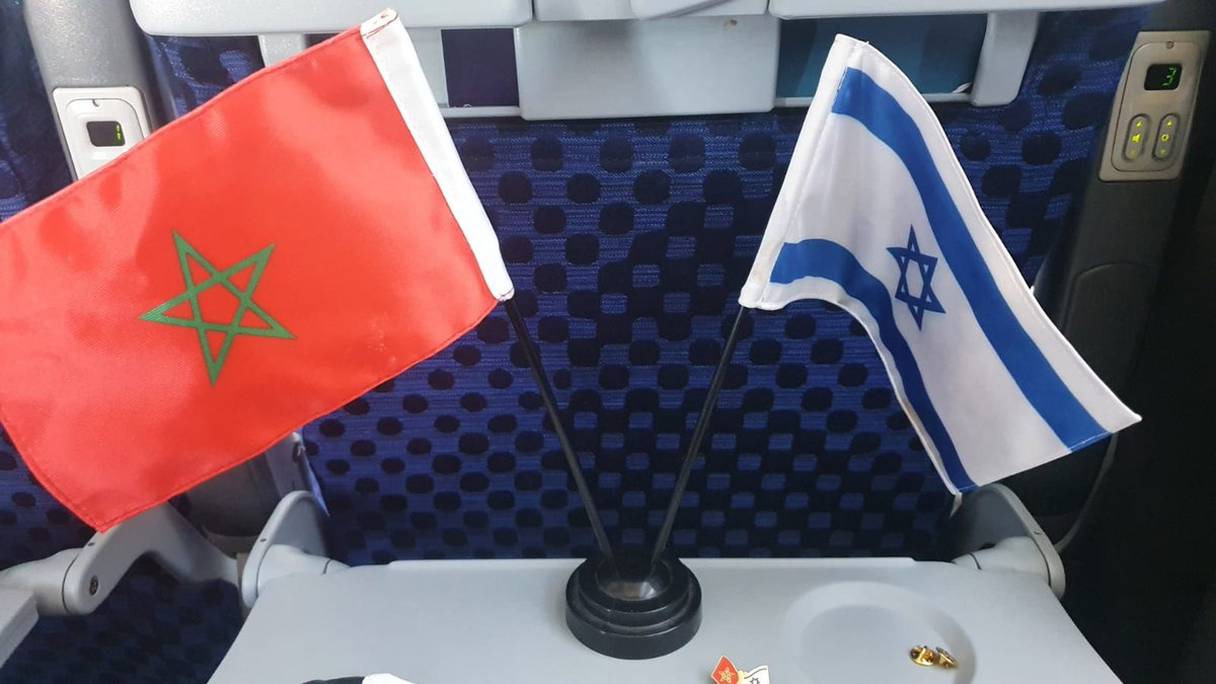 Les deux drapeaux du Royaume du Maroc et de l'Etat d'Israël, sur la tablette d'un membre de la délégation israélienne, menée par Yaïr Lapid, à l'atterrissage du vol El Al à l'aéroport de Rabat-Salé, le 11 août 2021. 
