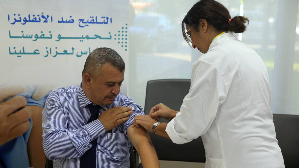 Une professionnelle de santé alors qu'elle administre le vaccin contre la grippe saisonnière, à l'occasion du coup d'envoi de la campagne nationale de vaccination pour la saison grippale 2019-2020 (photo d'archive prise le 28 octobre 2019 à Rabat)
