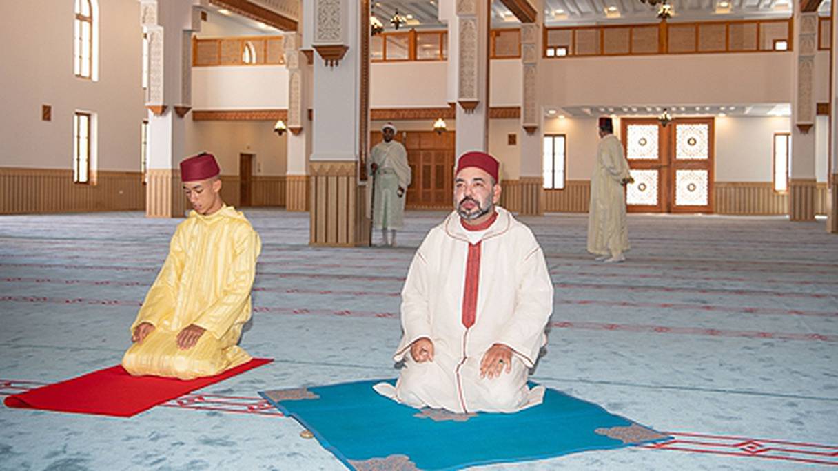 Le roi Mohammed VI, accompagné du prince héritier Moulay El Hassan, a procédé, lundi 30 juillet à Tanger, à l’inauguration de la mosquée «SA la princesse Lalla Abla».
