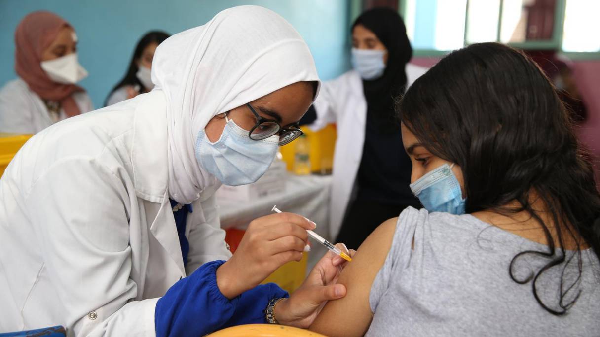 Une adolescente reçoit une deuxième dose d'un vaccin anti-Covid-19 dans le contexte de la campagne de vaccination des élèves entre 12 et 17 ans, le 23 septembre 2021, à Fès.
