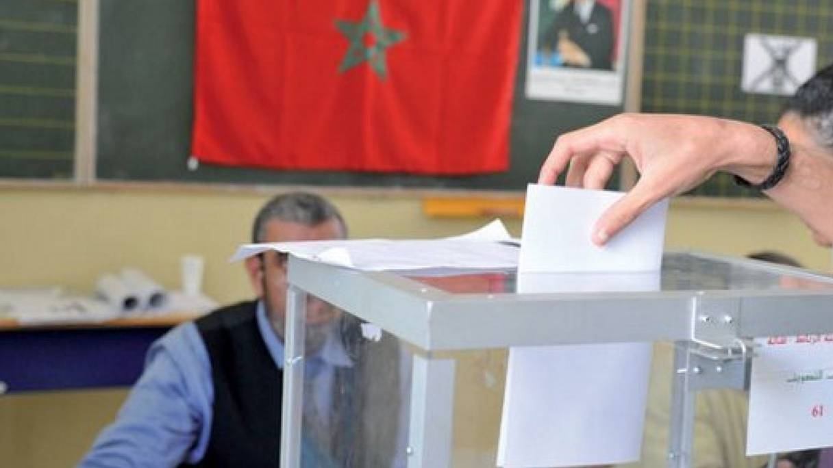 Un citoyen dépose son bulletin dans l'urne lors d'un scrutin électoral.
