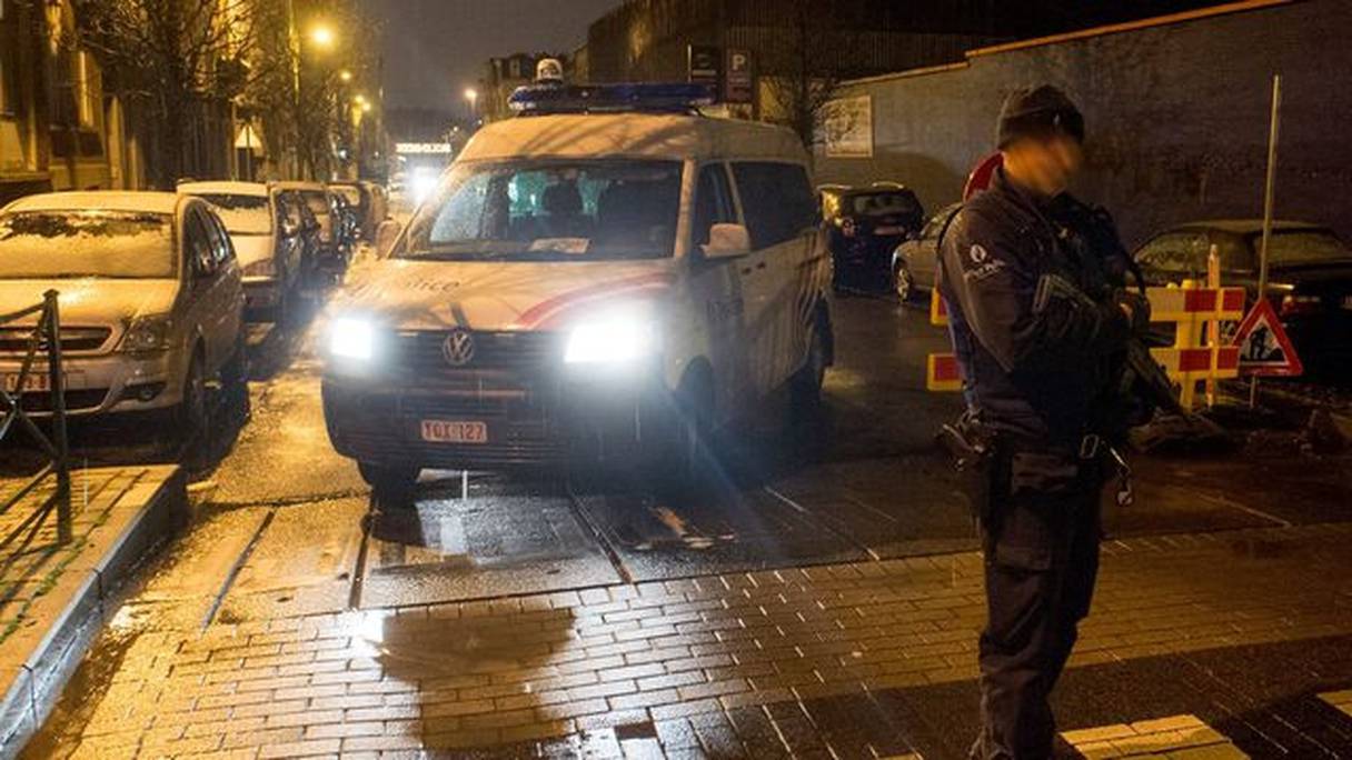 Une voiture de police dans une rue de Belgique lors d'une opération de perquisitions. 
