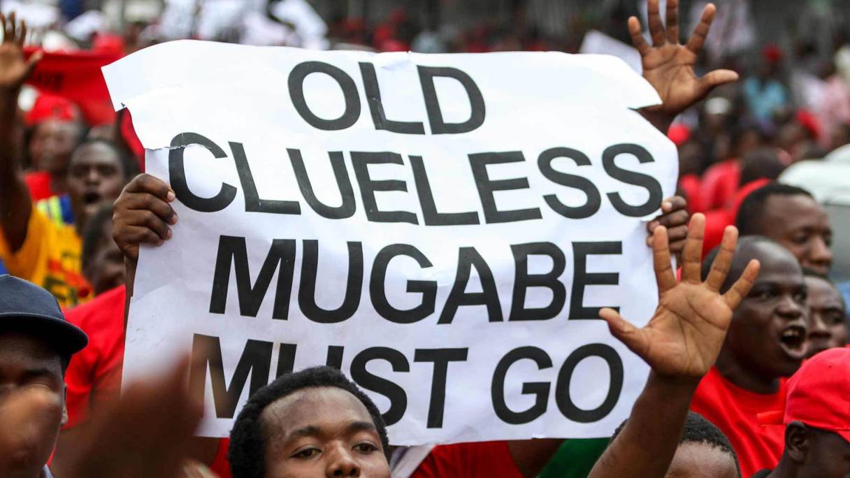 Le vieux sénile Mugabe doit partir.
