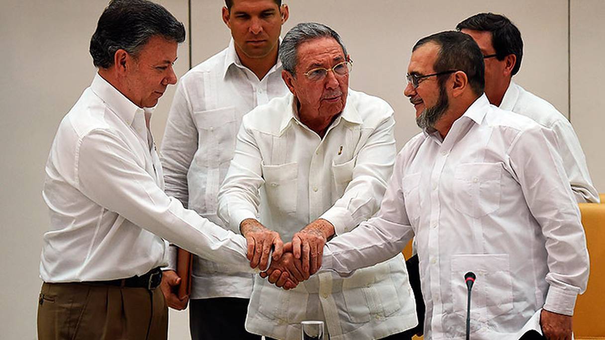 Le chef de l'État colombien Juan Manuel Santos, le président cubain Raul Castro et le n°1 de la guérilla des Farc, Rodrigo Lordoño, le 25 septembre 2015 (de gauche à droite).

