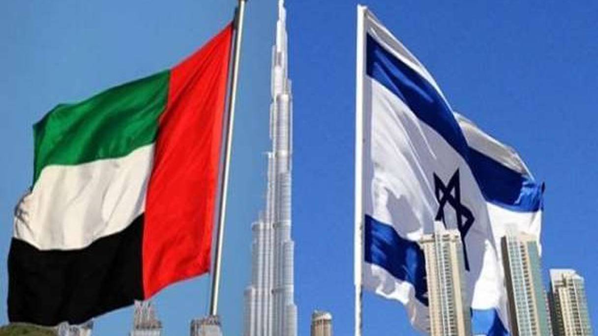 Drapeaux des Etats d'Israël et des Emirats arabes unis.
