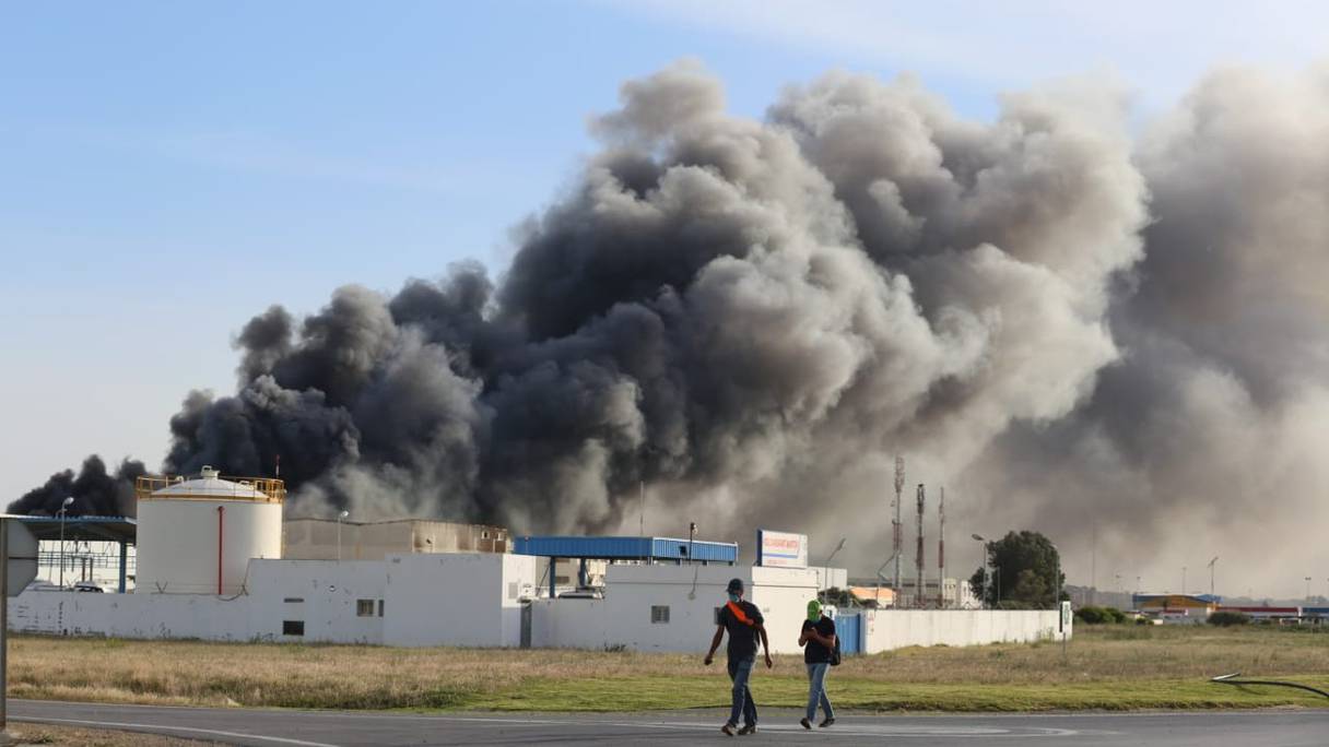 Une vue de l'incendie ravageant l'usine de câblage automobile à Tanger, ce samedi 30 mai 2020
