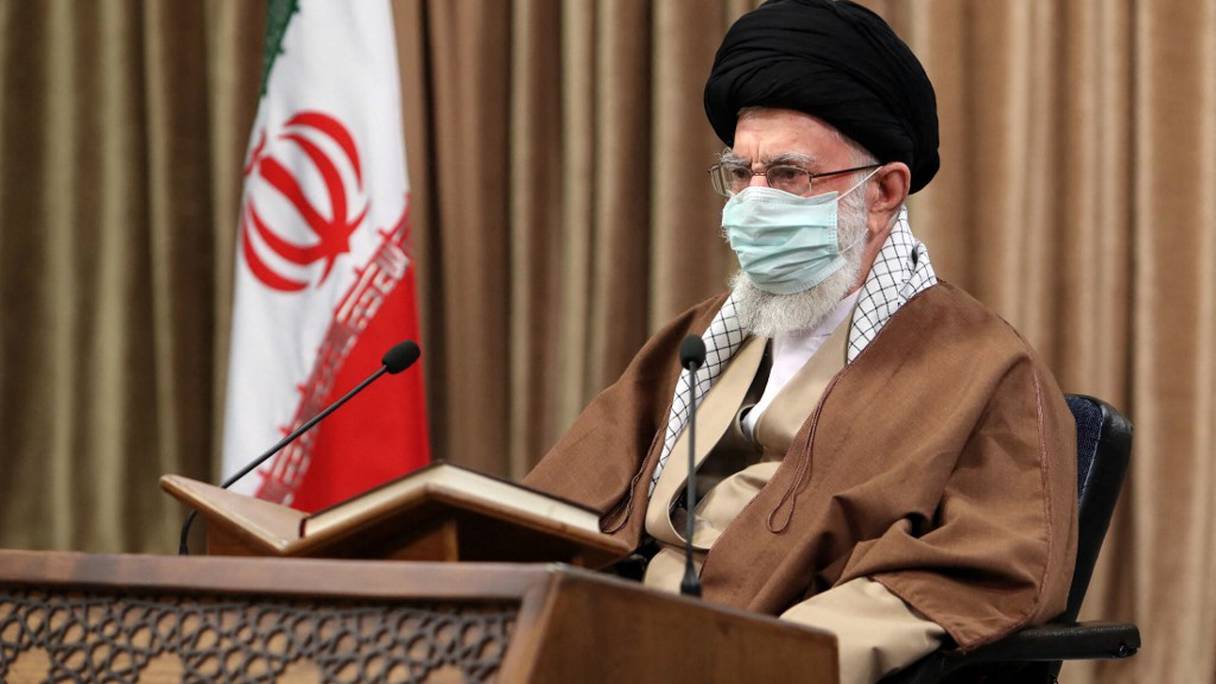 Le guide suprême iranien, l'ayatollah Ali Khamenei, le 14 avril 2021, assiste à une cérémonie de récitation du Coran selon le rite chiite, au premier jour du mois de jeûne musulman du Ramadan, en Iran.
