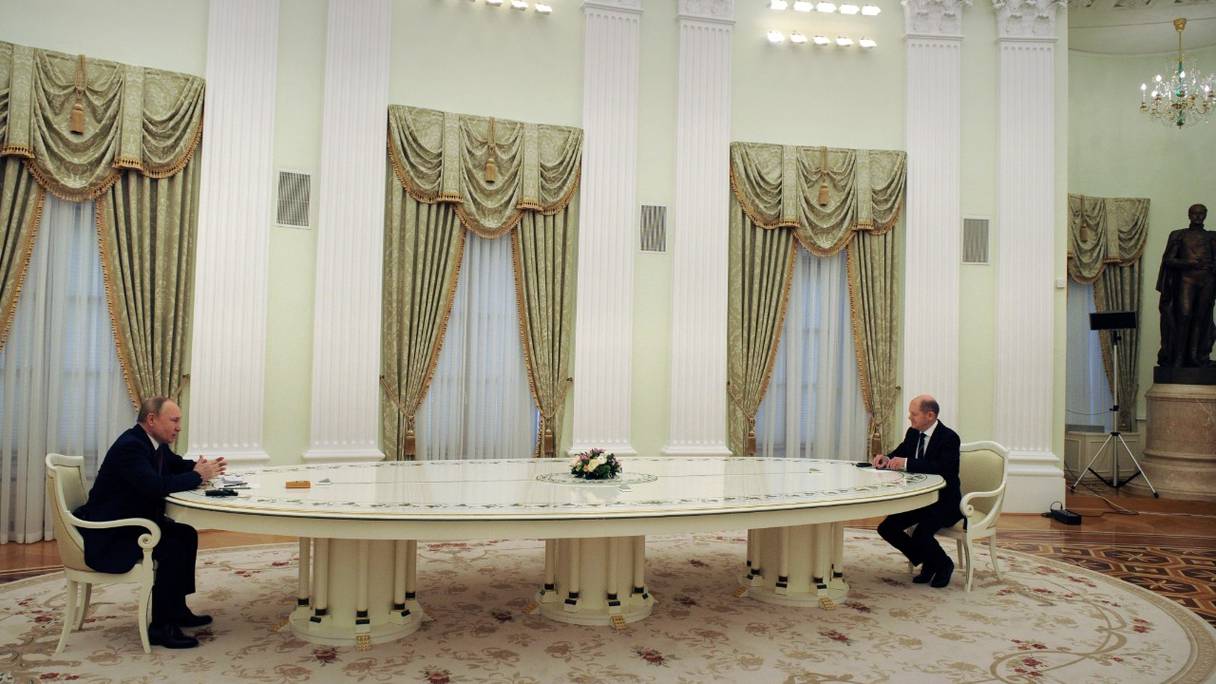 Le président russe Vladimir Poutine et le chancelier allemand Olaf Scholz, avant leur réunion sur la sécurité de l'Ukraine, au Kremlin, à Moscou, le 15 février 2022. Le Kremlin avait confirmé plus tôt un retrait de certaines forces russes des frontières de l'Ukraine.
