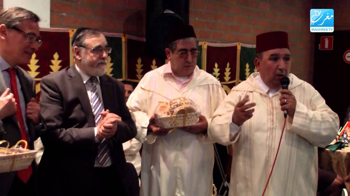 La communauté juive belgo-marocaine fêtant la Mimouna.
