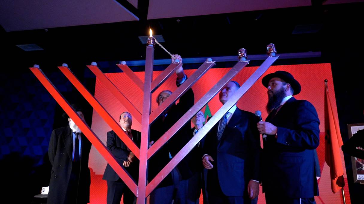 La communauté juive de Casablanca a célébré, lundi 19 décembre 2022, la Hanouka, la «Fête des lumières» qui dure huit jours.
