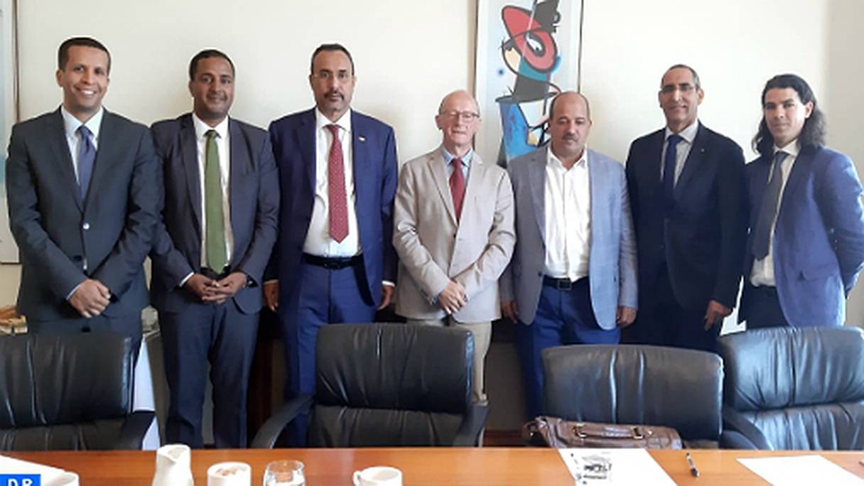 La délégation des élus du Sahara est conduite par Ynja El Khattat, président de la Région Dakhla-Oued Eddahab. 
