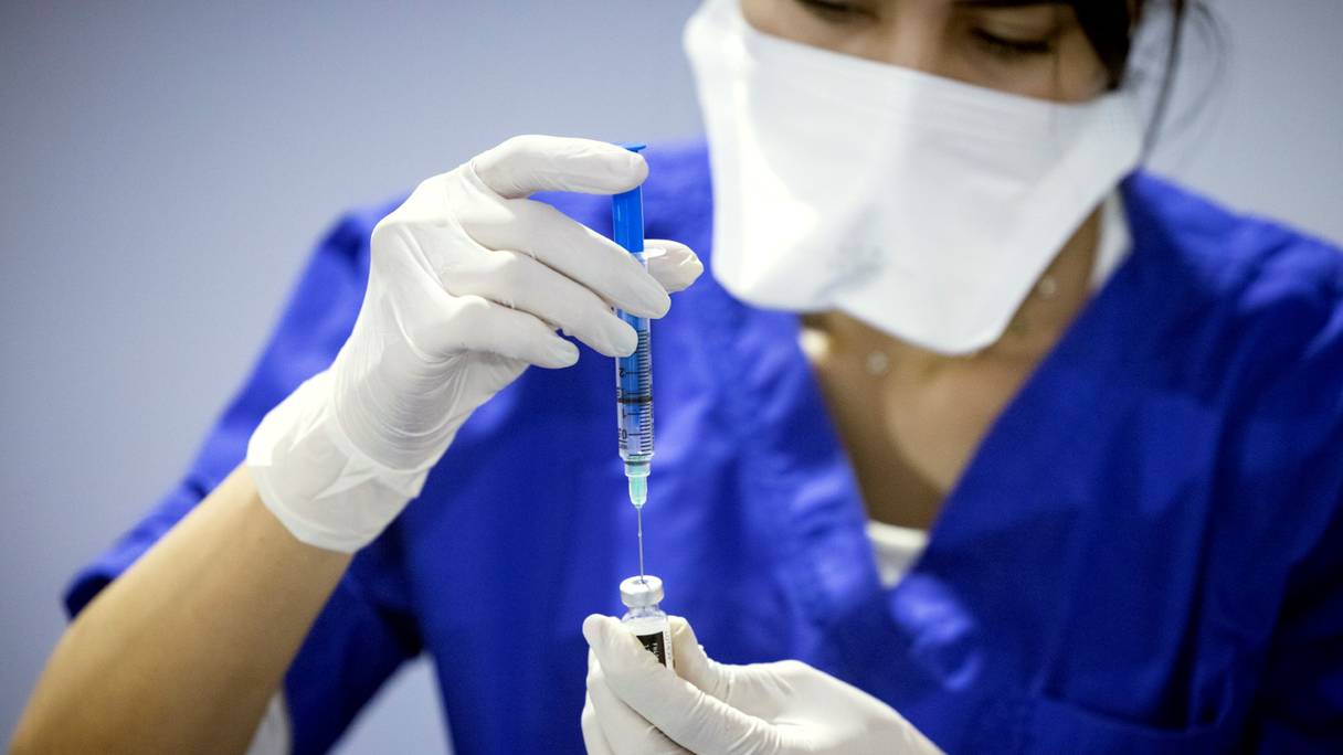 Un agent de santé marocain prépare une dose du vaccin Pfizer-BioNTech dans un centre de vaccination Covid-19, dans la ville de Salé, le 5 octobre 2021.
