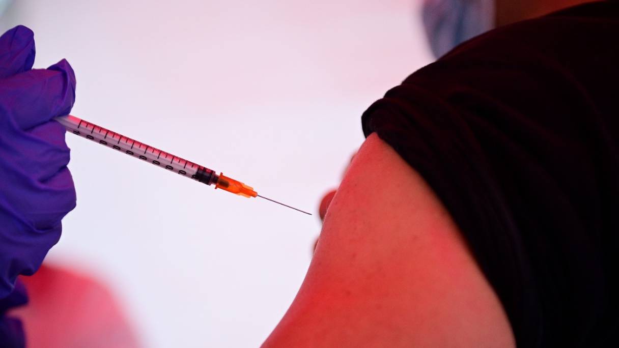 Un homme reçoit une dose du vaccin développé par Pfizer-BioNTech contre le Covid-19 dans un centre de vaccination en plein air de la Croix-Rouge française, place de la République à Paris, le 29 juin 2021.
